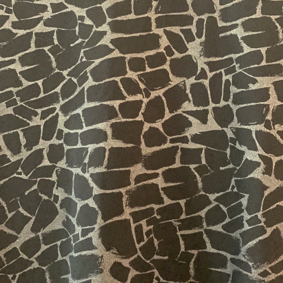 Youth large fitted Under Armour pattern tee. - Picture 2 of 2